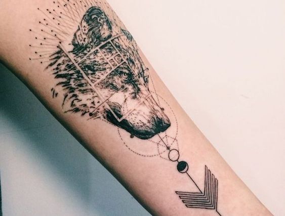 tatouage femme avant-bras tête de loup