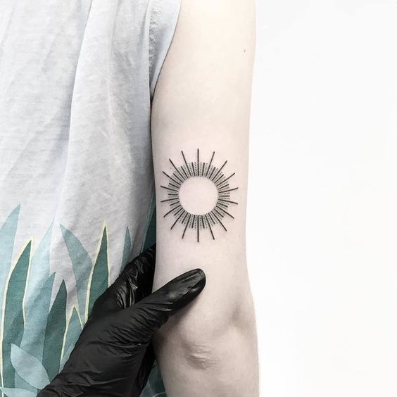 tatouage soleil femme