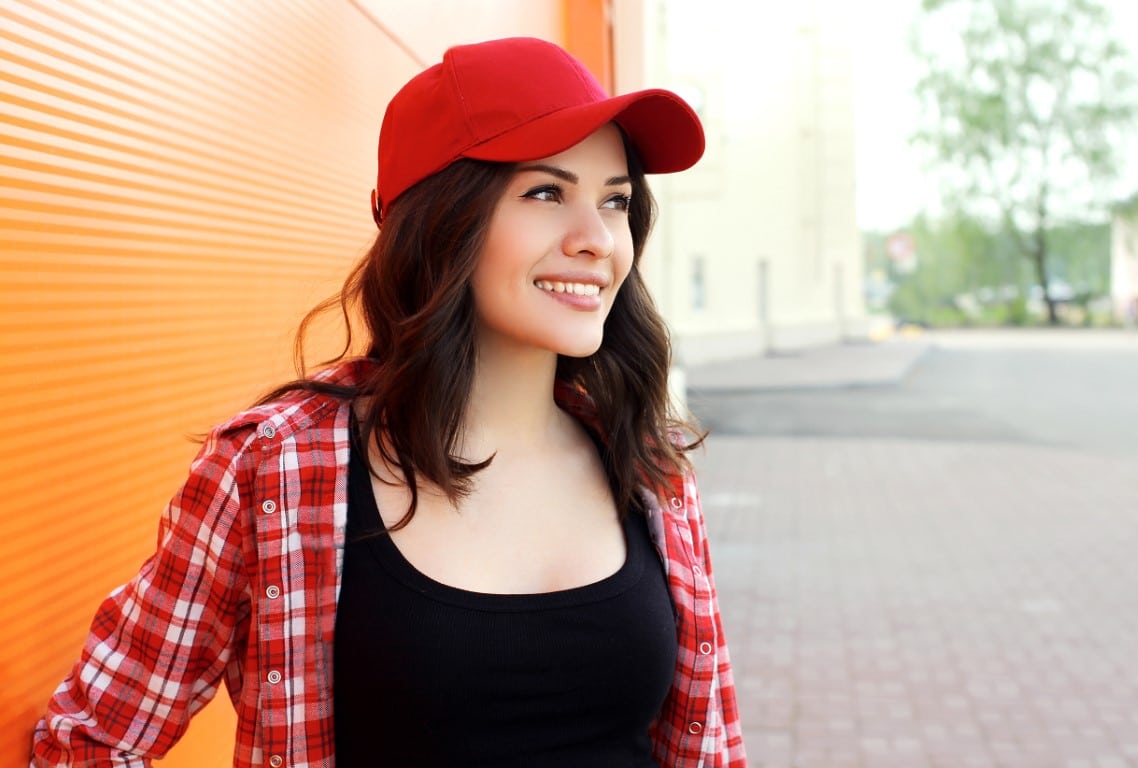 femme avec une casquette rouge
