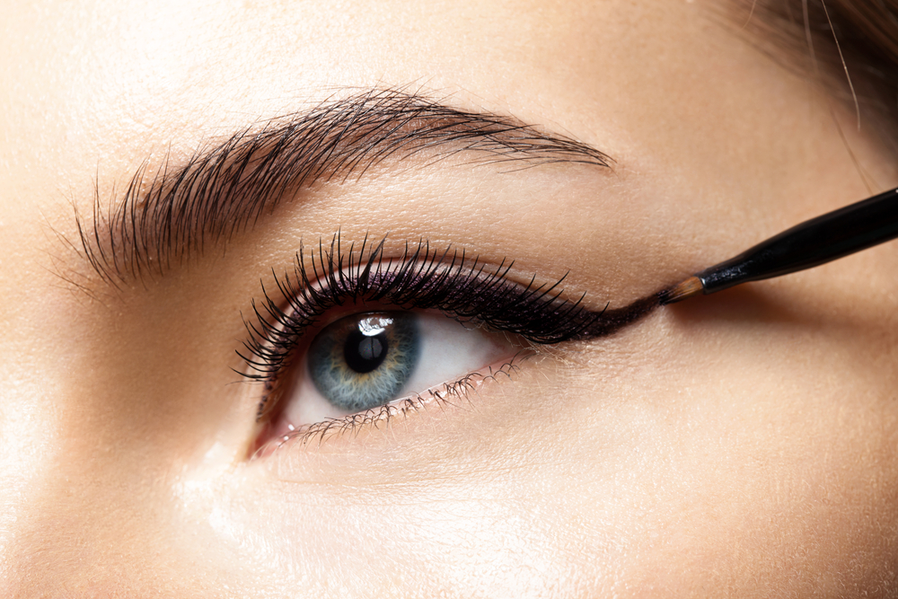 tracer un trait d’eye liner 