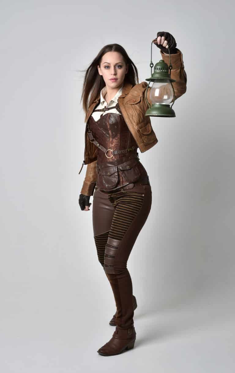 femme en tenue steampunk complète